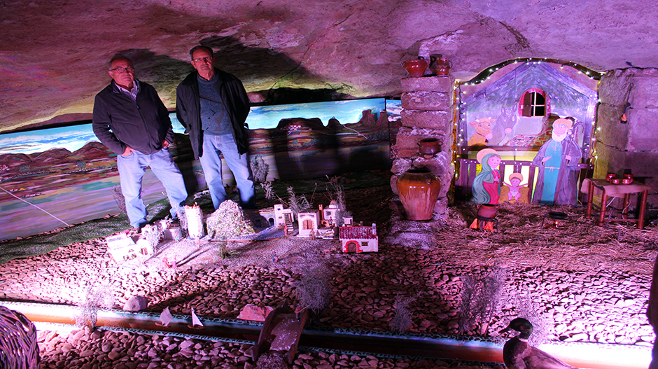 Ángel Pertusa y José María Rivarés son los impulsores de este singular belén situado en una antigua cueva recuperada.