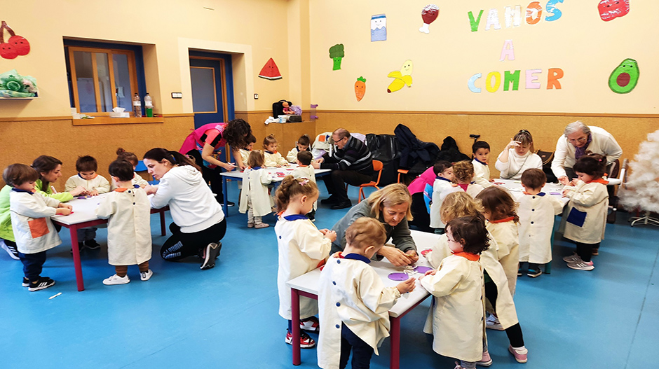 Niños y mayores han compartido espacio este martes en las aulas de la escuela infantil de Sariñena.