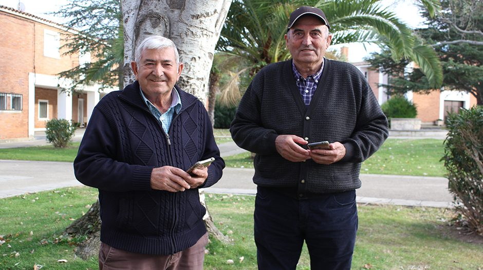 Urbano Barrio y José Miguel Revuelta han asistido al curso de manejo de móviles organizado en Valfonda de Santa Ana.