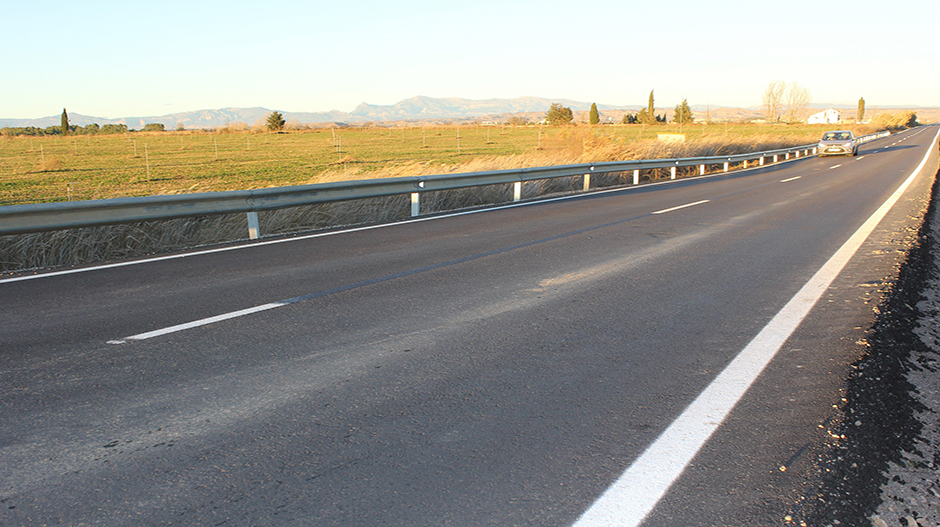 Imagen de uno de los tramos en los que ha sido corregida la señalización horizontal.