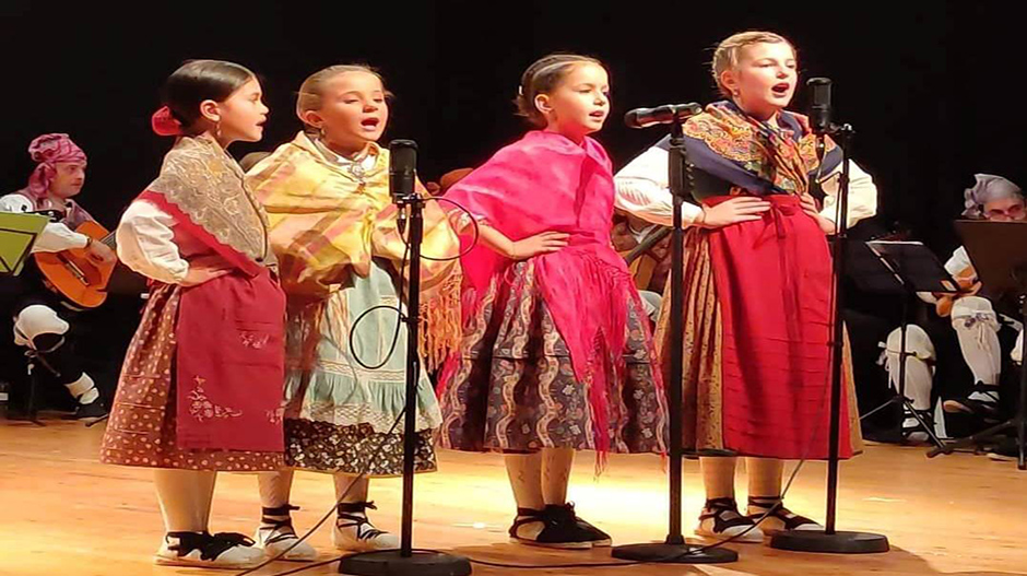 Un grupo de alumnas de la escuela municipal de jota durante el concierto organizado en Tardienta.