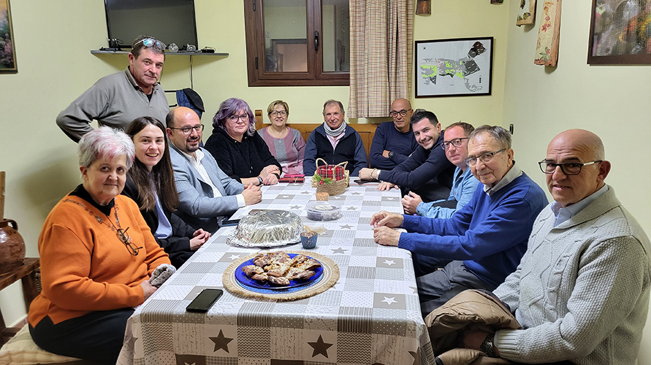 Imagen de la reunión mantenida con miembros de la asociación de mayores San Antolín.