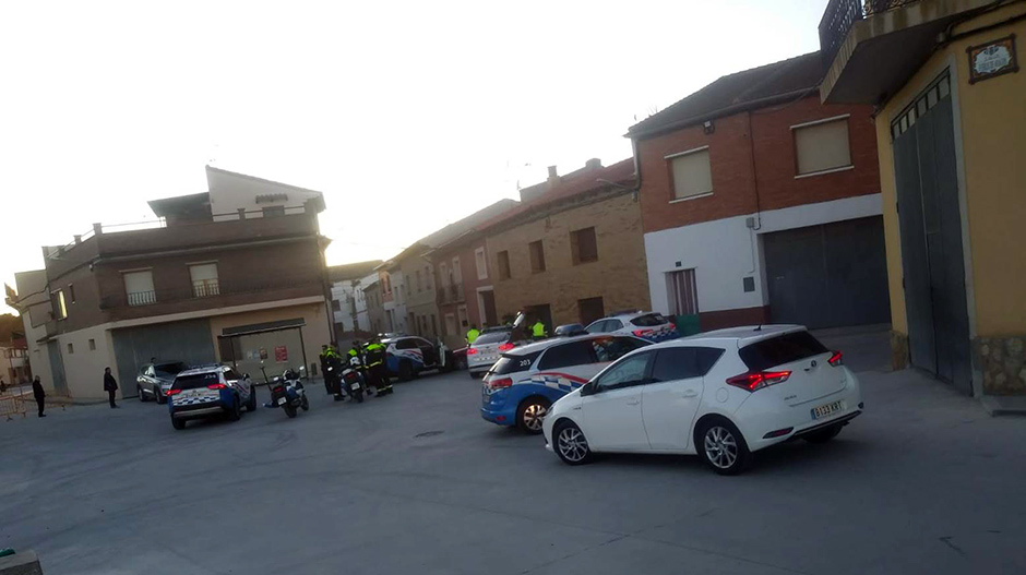 Al lugar, han acudido varias patrullas de la Policía Local de Zaragoza y una unidad de la Guardia Civil.