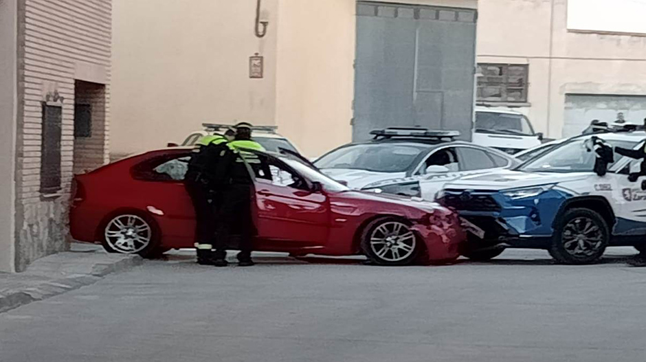 El vehículo policial ha embestido el coche del hombre fugado.