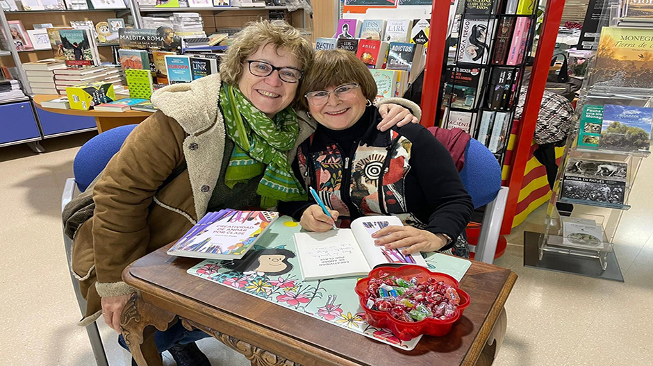 Asun Porta, junto a su amiga y maestra, Elena Royo, en la firma de ejemplares en Librería Rosendo de Sariñena.