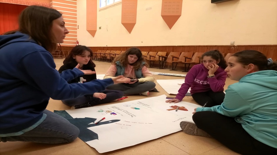 Varias jóvenes durante el encuentro del pasado sábado en la Cartuja de Monegros.