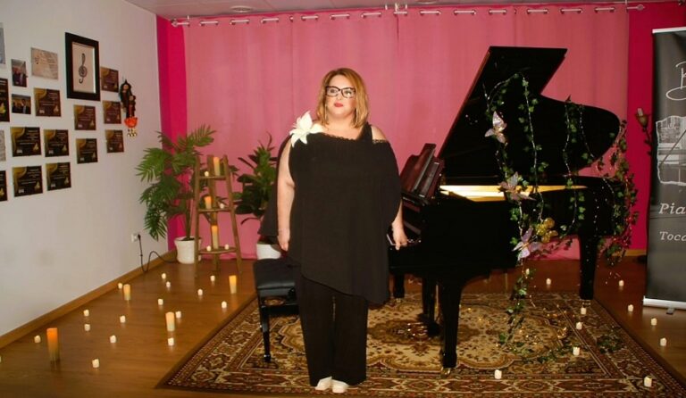 La pianista en una de sus actuaciones en Sariñena