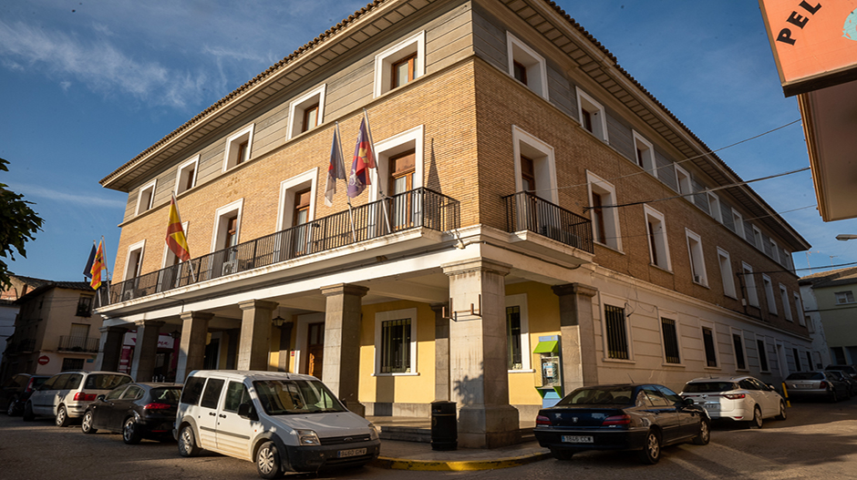 El edificio del Ayuntamiento se encuentra en la plaza de España de Sariñena.