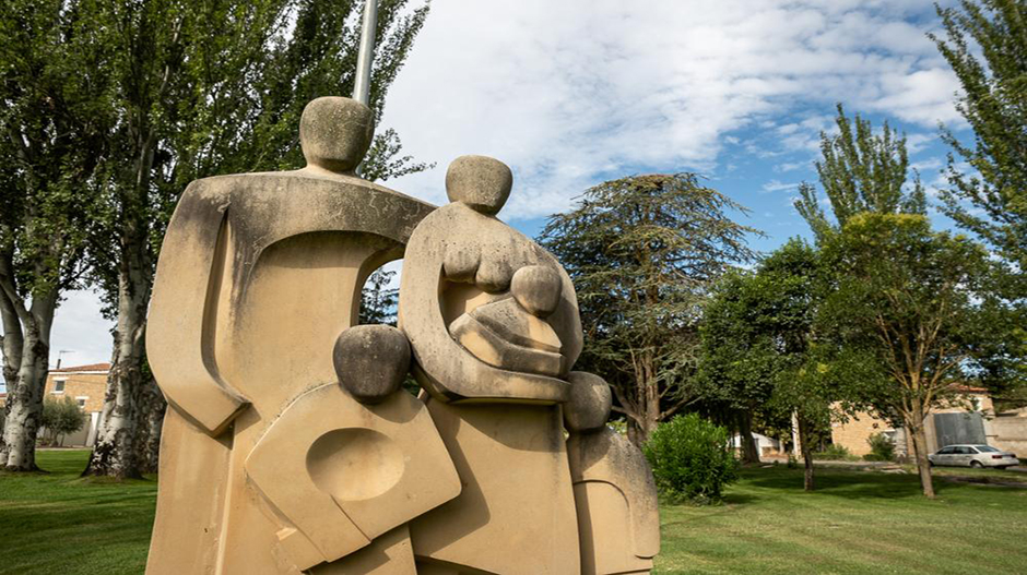 El Monumento al Colono está situado en la plaza de Valfonda de Santa Ana. Su autor es el escultor de Huesca, Guillermo Ortiz Ortas, y su descubrimiento tuvo lugar el 5 de octubre de 2013.