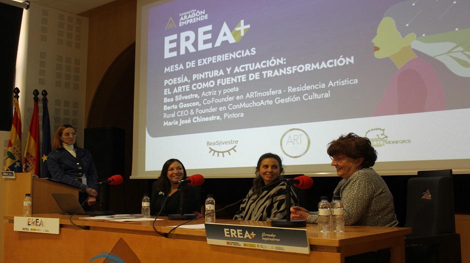 Bea Silvestre, Berta Gascón y María José Chinestra compartiendo sus experiencias durante la mañana de este jueves.