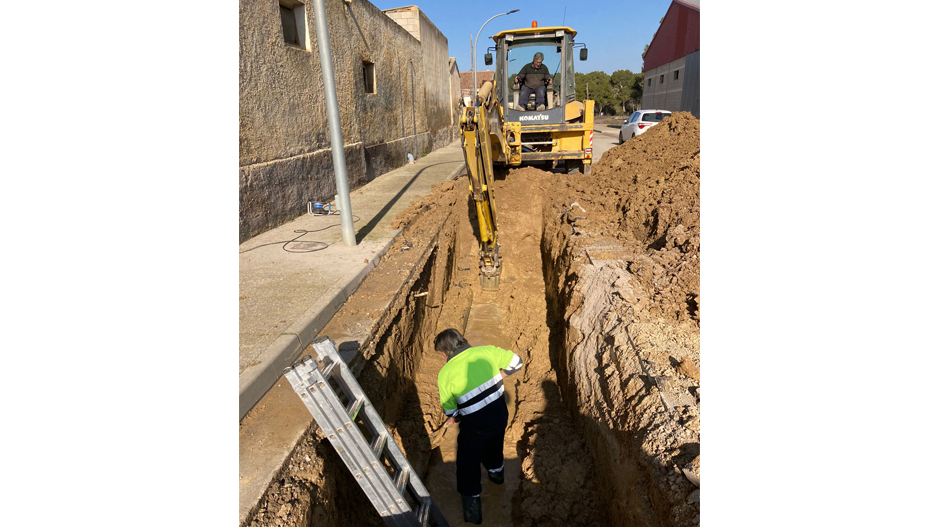 Los operarios de la brigada municipal trabajan en la reparación de la nueva avería en el Camino Levante.