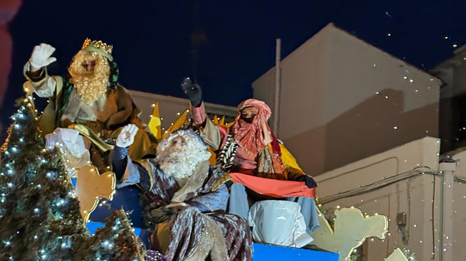 Melchor, Gaspar y Baltasar saludan a niños y mayores durante la cabalgata de Sariñena.