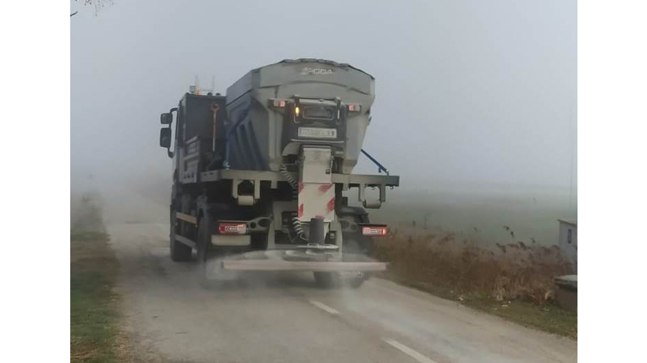 Imagen de uno de los vehículos comarcales esparciendo sal este pasado martes en Los Monegros.