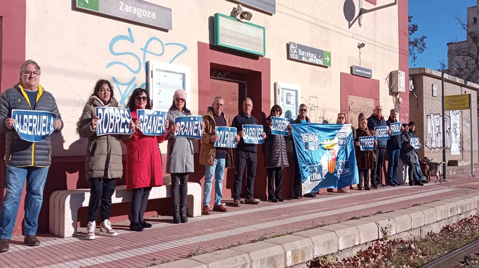 Las personas reunidas volvieron a mostrar carteles con los nombres de las poblaciones de la comarca.