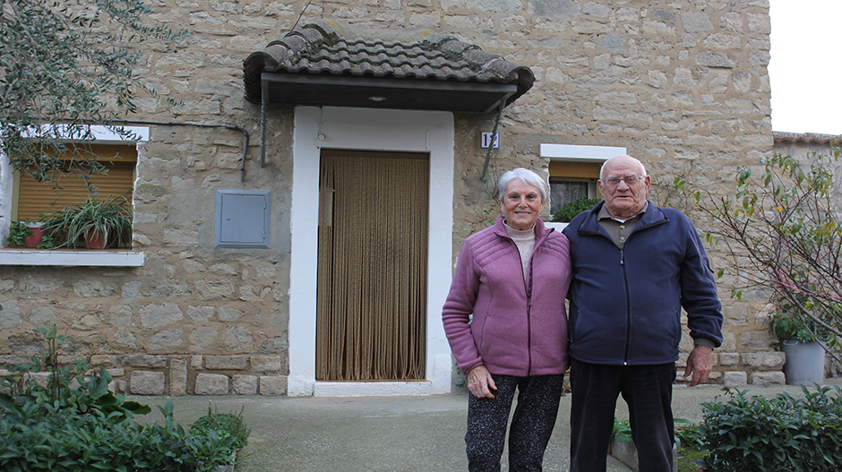 Esther Pago y Santiago Cadenas, en la puerta de su casa, la típica construcción de colono, situada en la calle de la Salud.