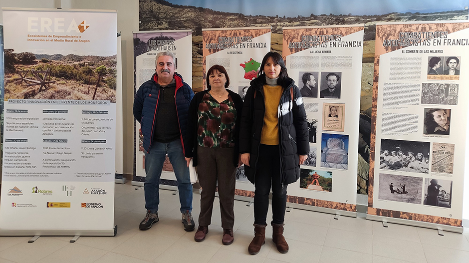 De izquierda a derecha Carlos Espes y Elena Blasco, delegados en Aragón de la Amical de Mauthausen y Ana Belén González, consejera comarcal de Turismo.