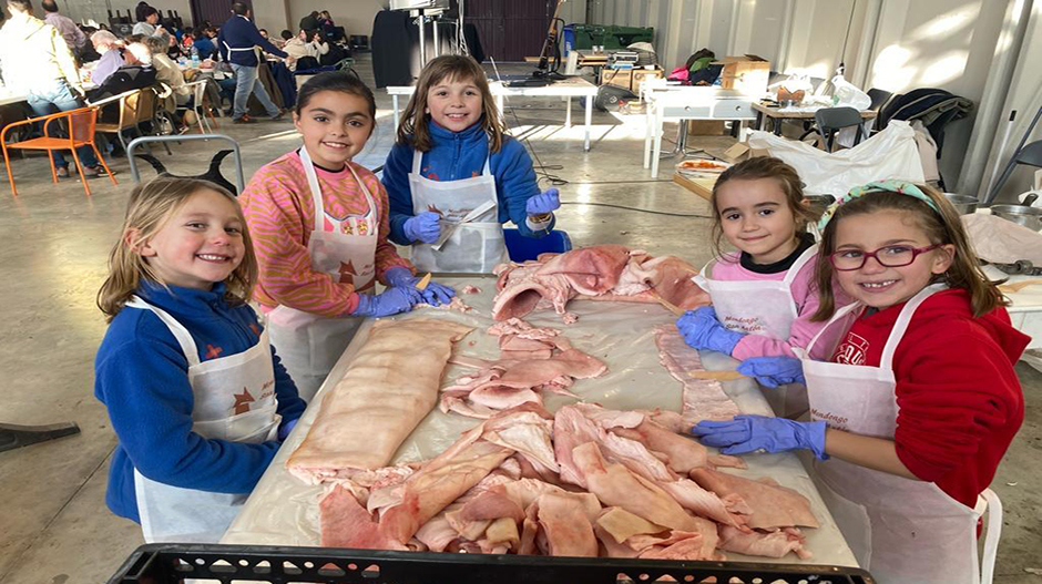 Niños y niñas también participan en la actividad.