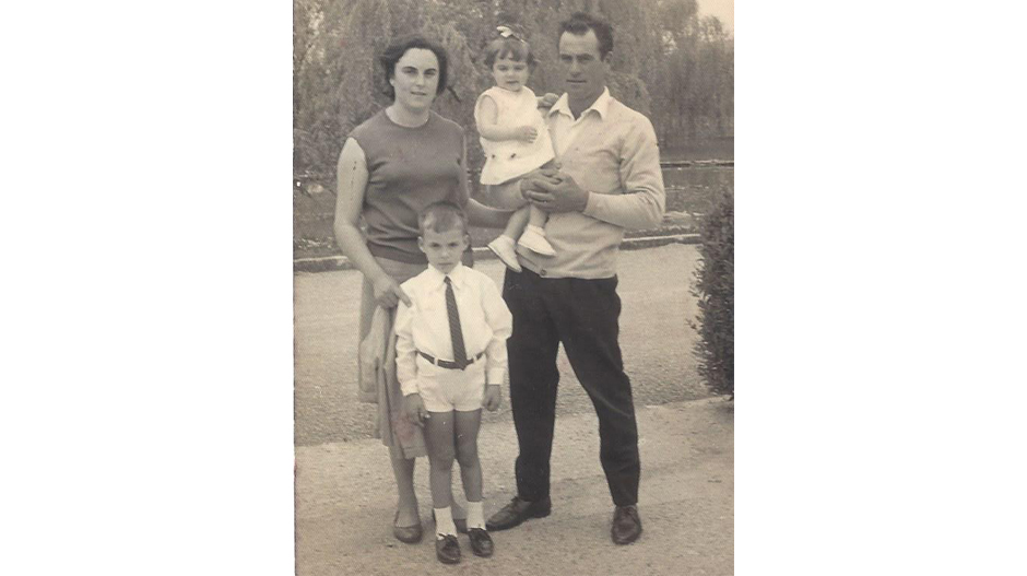 Esther Pago y su marido, Santiago Cadenas, junto a sus dos primeros hijos, Santi y Nati, fotografiados en la  plaza de Valfonda de Santa Ana.