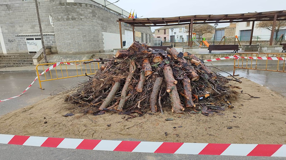 Todo está preparado junto al pabellón para encender la hoguera, lo que dependerá de la evolución del tiempo.