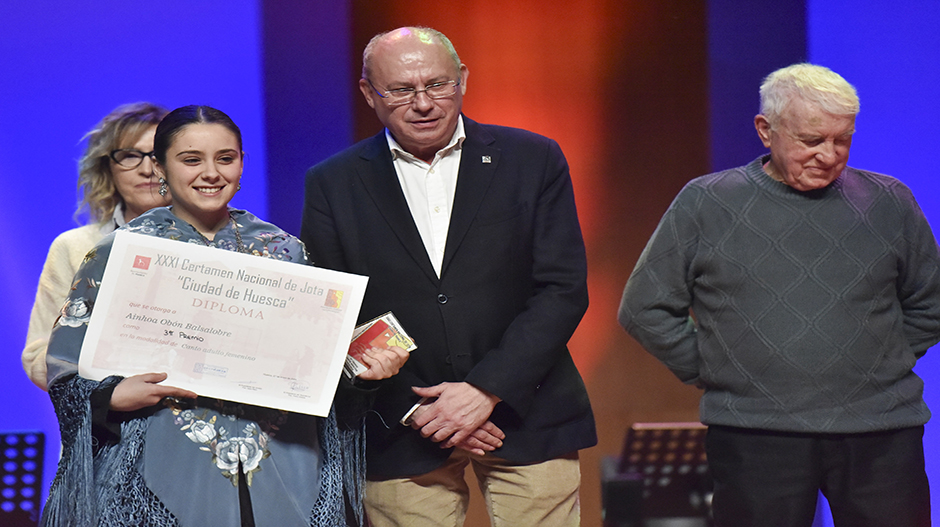 Ainhoa Obón, vecina de Grañén, recogiendo el tercer premio de canto femenino.