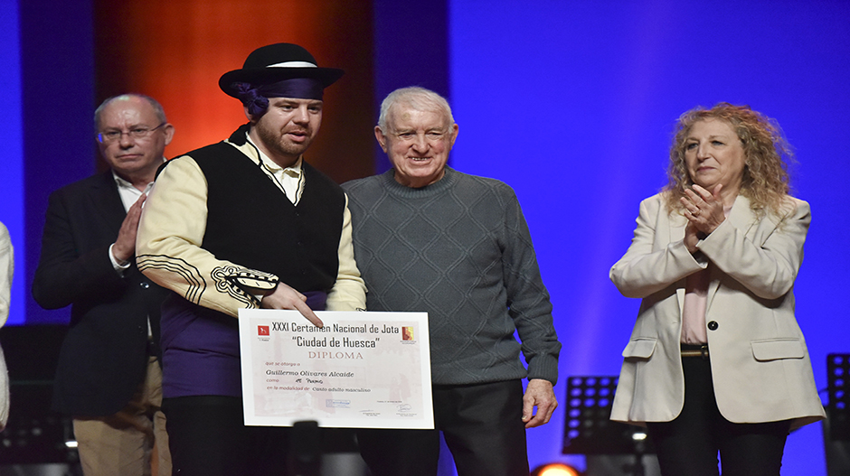 José Antonio Villellas, natural de Sariñena, fue el encargado de entregar el Premio Extraordinario de canto masculino, que se llevó Ismael López, de Teruel.