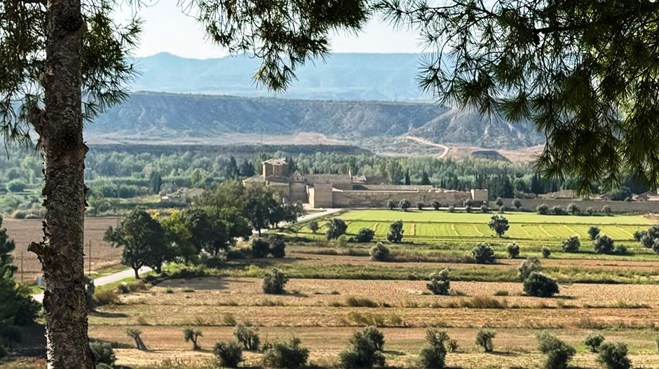 Imagen del monasterio de Sijena y su entorno desde la ermita de San Blas. Una vista que podría verse totalmente modificada por la instalación de cinco aerogeneradores.