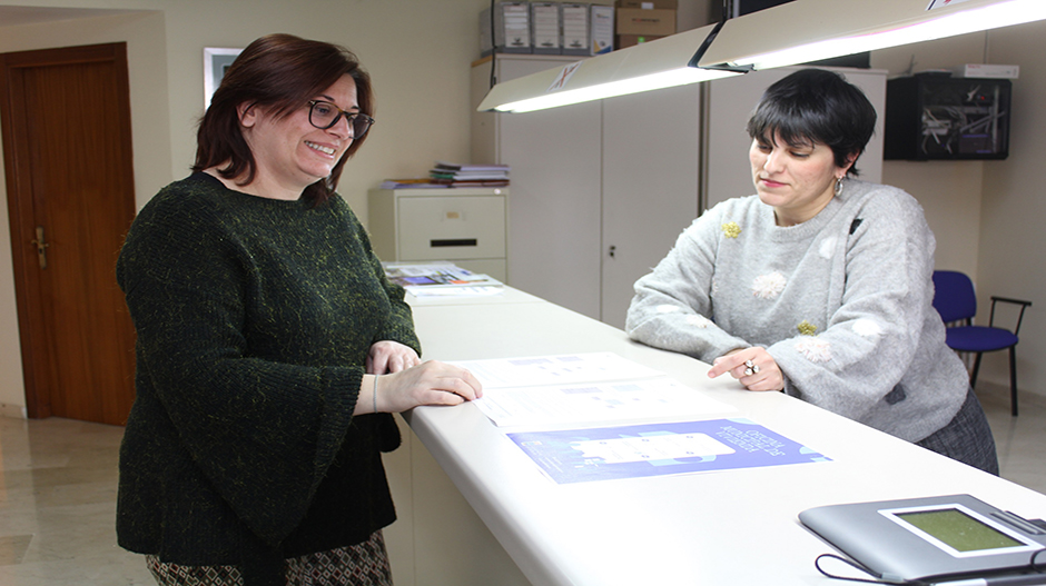 La alcaldesa del municipio, Miriam Ponsa, junto a una de las administrativas, en las oficinas municipales.