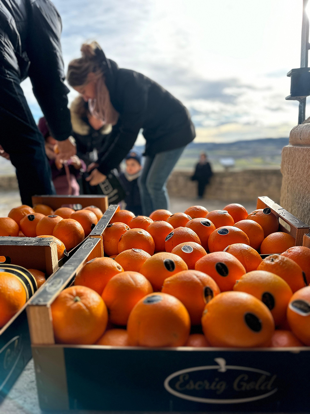 Las naranjas han sido repartidas por los dos mayordomos del templo.