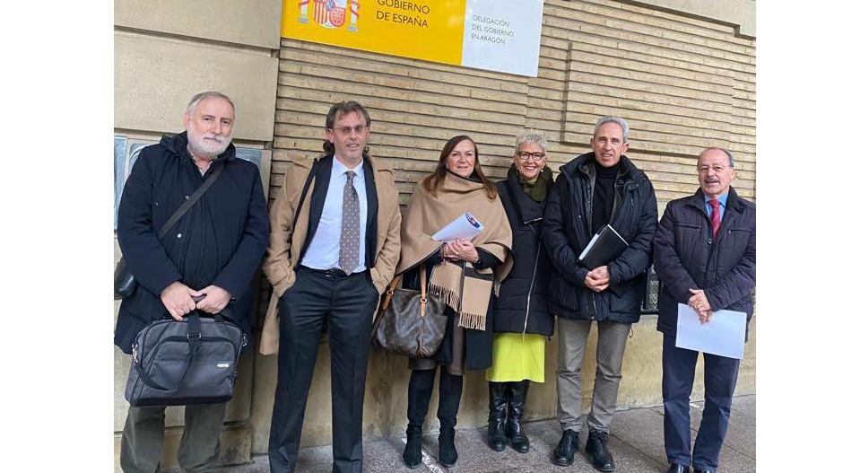 Imagen de los representantes empresariales y de la plataforma que acudieron a la reunión con el delegado del Gobierno en Huesca.