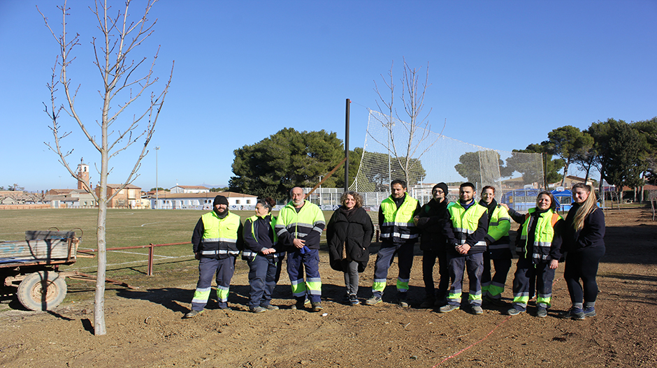 Los alumnos trabajadores, junto al equipo docente, en la zona reforestada junto al campo de fútbol.