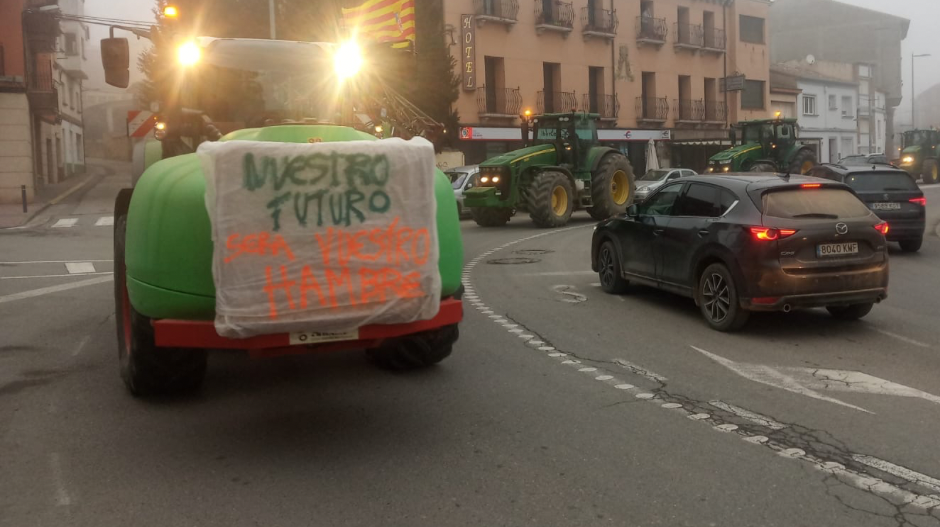 En la protesta, se han dejado ver pancartas en las que podía leerse «nuestro futuro será vuestro hambre».