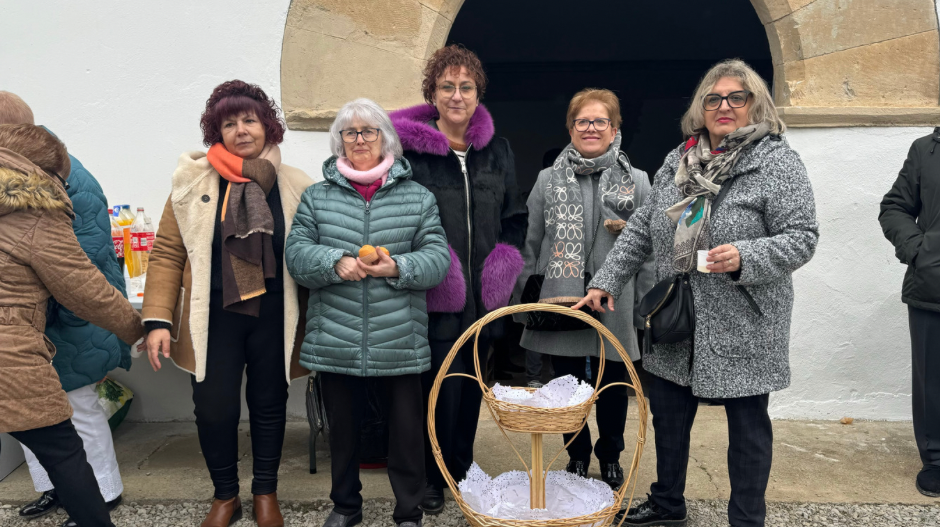 Mujeres de la localidad durante el reparto de las magdalenas bendecidas.