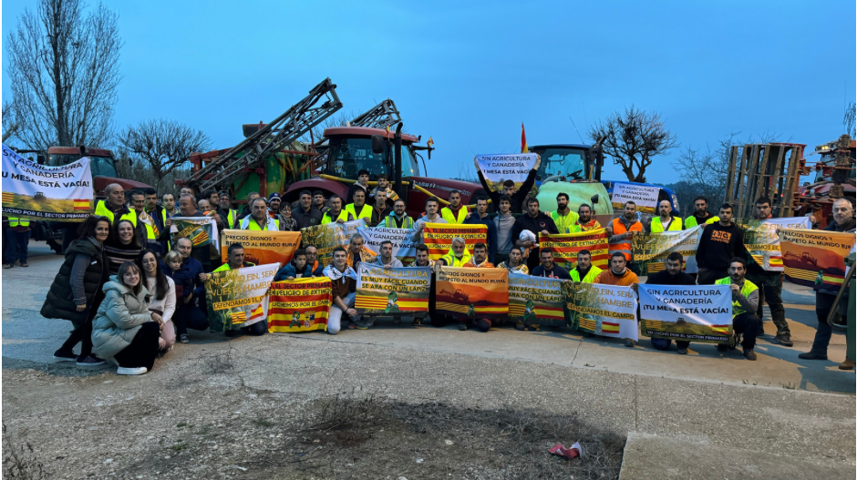 Agricultores monegrinos posando con sus banderas la tarde de este jueves.