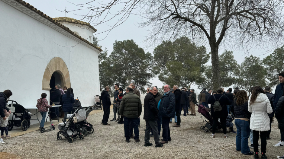 Vecinos y visitantes han acudido a la ermita para celebrar San Blas.