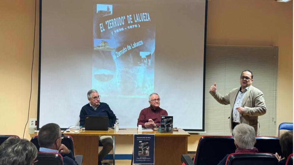 Santiago Vilella junto a los investigadores Alberto Lasheras y Salvador Trallero.