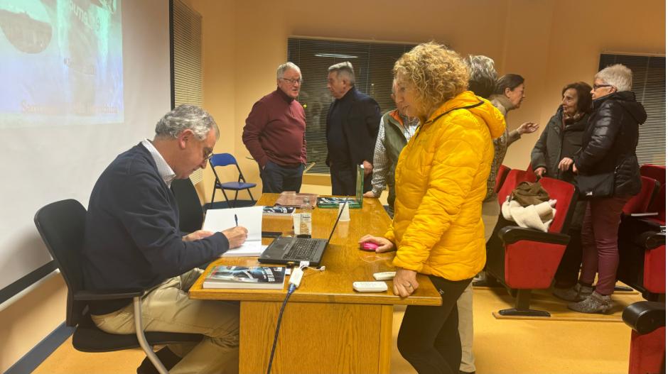 El autor firmando su libro durante la presentación en Sariñena.