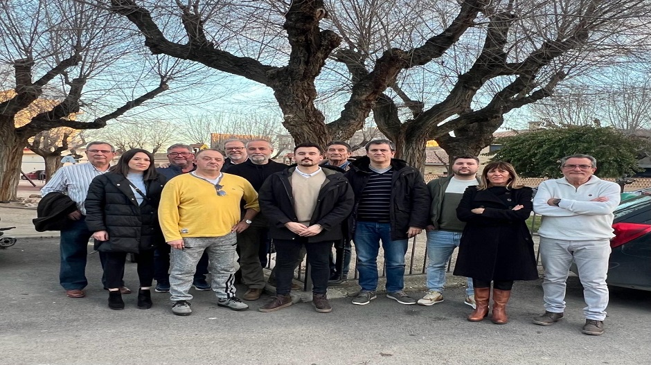 Mascún Ariste con sus compañeros y militantes la tarde de este martes en Sariñena.