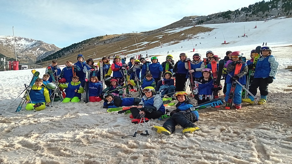 178 niños y niñas de diez centros educativos de Los Monegros participan en la campaña de esquí escolar.