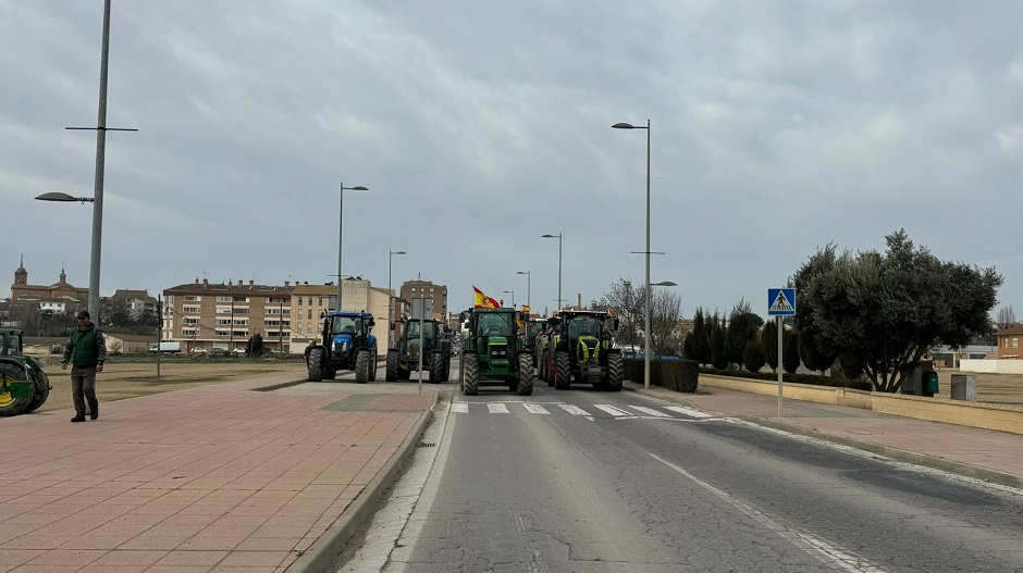 Tractores en la Avenida de Fraga de Sariñena.