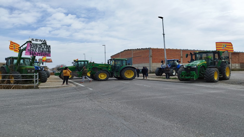 'Nuestra muerte será vuestro hambre' es uno de los lemas que se puede leer en las protestas agrarias de estos días. En la foto, varios tractores cortando el acceso a Sena.