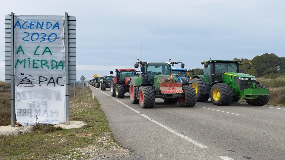 Agricultores monegrinos cortando la A-131 a la altura de la localidad de Sena.