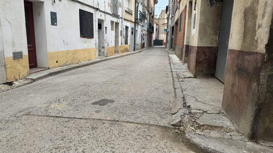 Las calles que unen la plaza con la de la Iglesia muestran un gran deterioro.