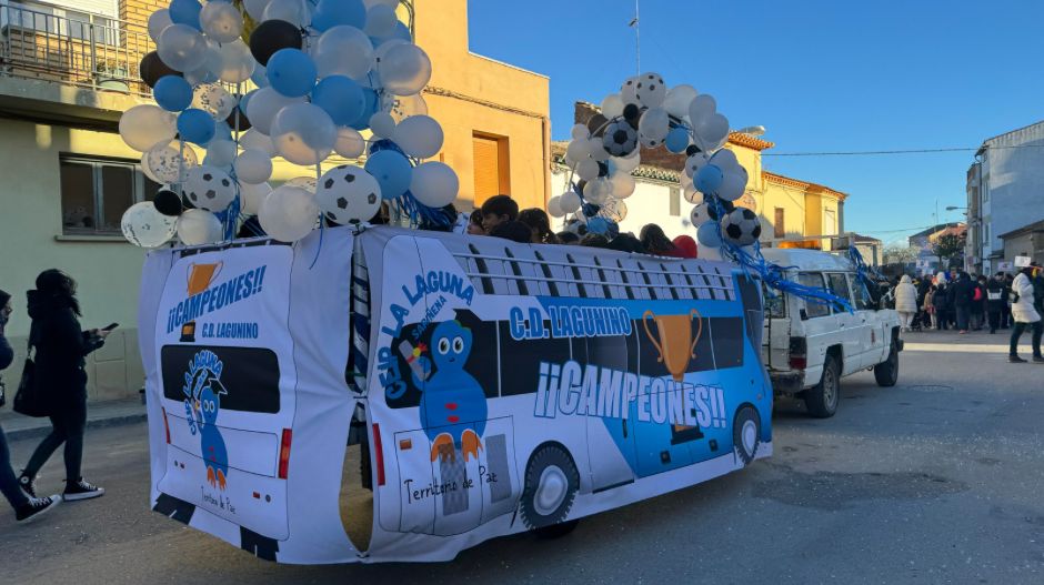 Los de 6º de primaria cerraban el desfile con su carroza sobre el C.D. Lagunino y su trofeo de campeones de fútbol.