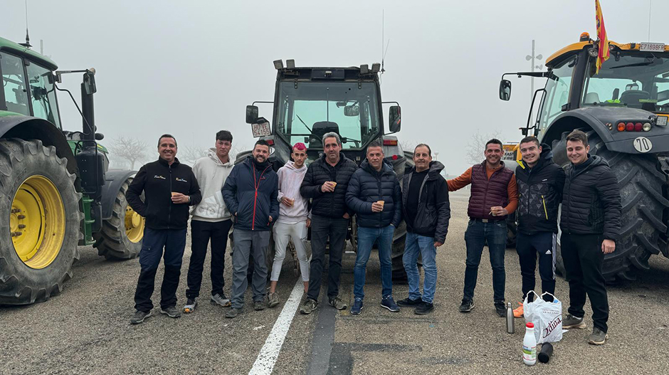 Un grupo de agricultores monegrinos en la explanada situada junto al Palacio de Congresos de Huesca.