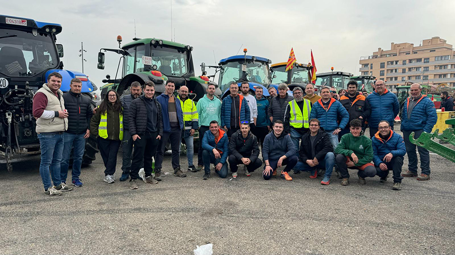 Un grupo de agricultores monegrinos en la explanada del Palacio de Congresos de Huesca.