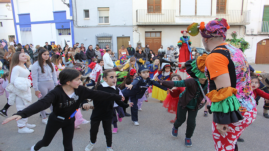 La compañía artística ha propuesto varios juegos a los más pequeños.