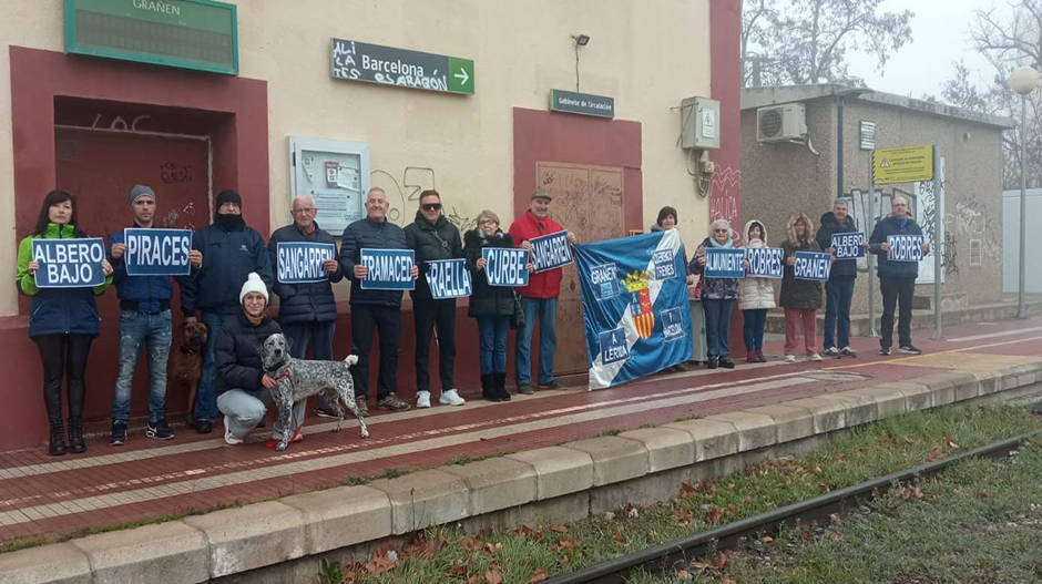 Un grupo de usuarios ha vuelto a concentrarse junto a las vías del tren en Grañén.