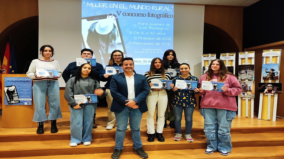 Las premiadas durante la entrega de los galardones. Sus obras formarán parte de una exposición itinerante que se mostrará en los institutos y en los municipios donde se solicite.