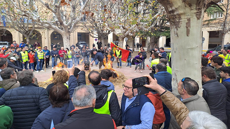 Imagen de los agricultores concentrados este jueves en la Plaza Cervantes de Huesca.