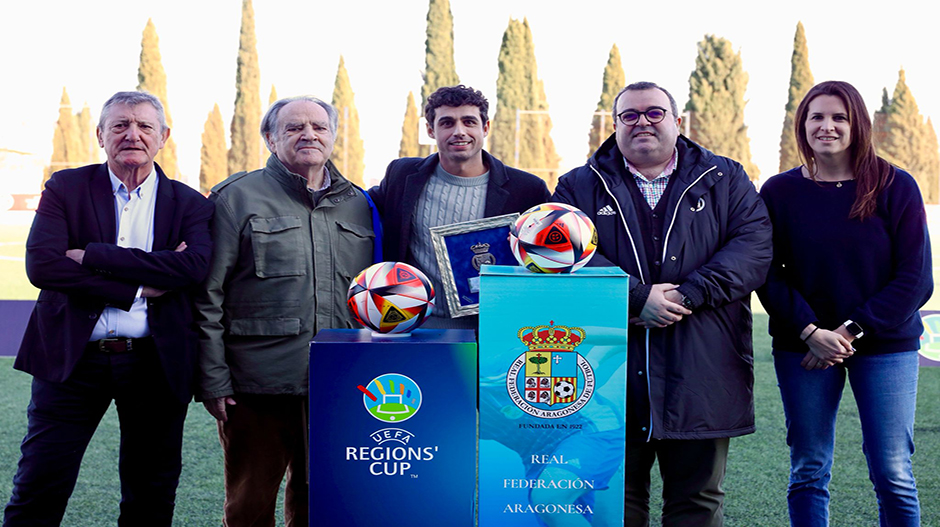 En el centro, Luis Costa, durante el homenaje recibido en los prolegómenos del encuentro entre las selecciones de Aragón y Madrid.